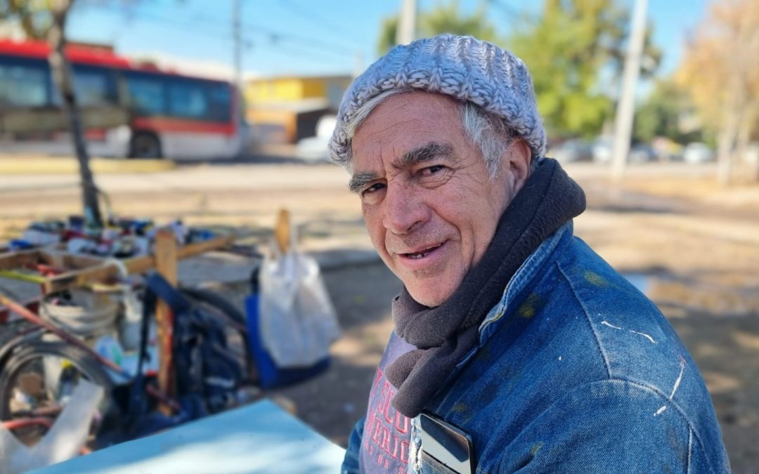 Harold Concha estudiante del Centro Educacional para Adultos: “volví a estudiar para no escribir mal las palabras de los letreros que fabrico”